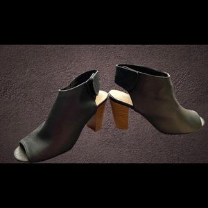 Black.. Velcro closure. Light. Like new!